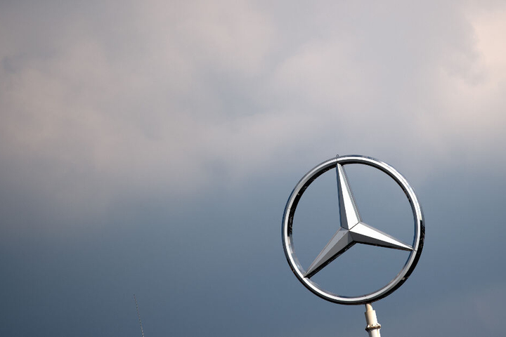 Wolken im Himmel über Mercedes-Stern. (Symbolbild)