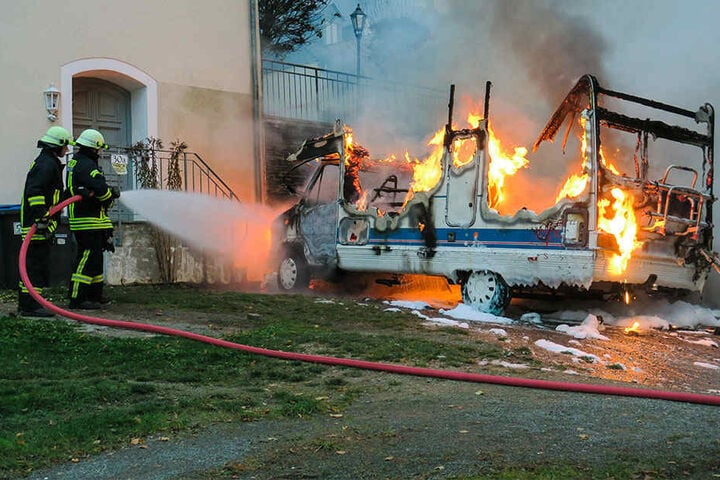 Die Feuerwehr konnte trotz des schnellen Einsatzes das Wohnmobil nicht mehr retten.