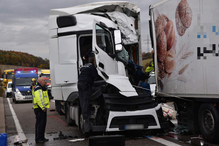 Das völlig zerstörte Führerhaus des polnischen Unfall-Lkws.