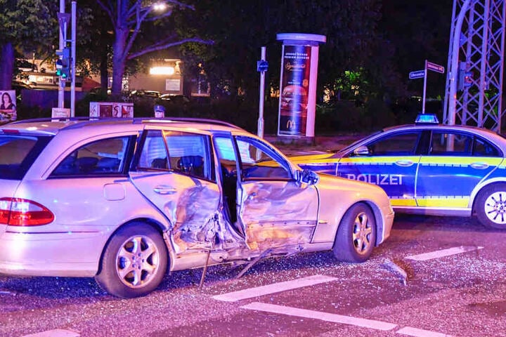 Der Mercedes wurde auf der Beifahrerseite gerammt.