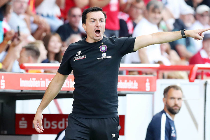 "Da geht es lang!" Aues coach Daniel Meyer zeigt den weg nach vorn an. Der muss künftig besser klappen als in Berlin.