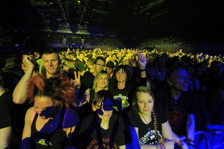 5.000 Fans feierten gemeinsam mit den Toten Hosen in Erfurt.