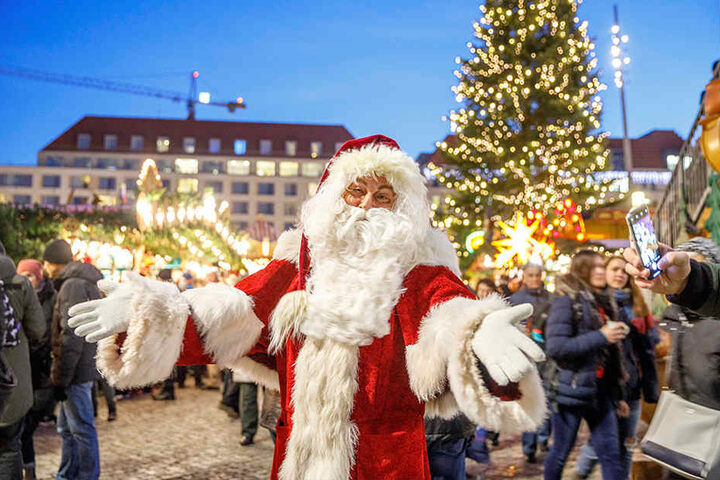 Premiere bestanden - in Vertretung für Steffen Urban (55) schlüpfte Michael Kuhn (39) bei der Eröffnung des 584. Striezelmarktes ins Weihnachtsmann-Kostüm.