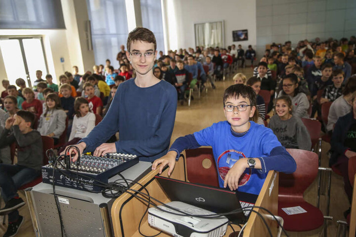 Julian Meinking (17) und Tom Seidel (13) sorgten dafür, dass das Funkgespräch mit Alexander Gerst (42) in die Aula des Martin-Andersen-Nexö-Gymnasiums übertragen wurde.