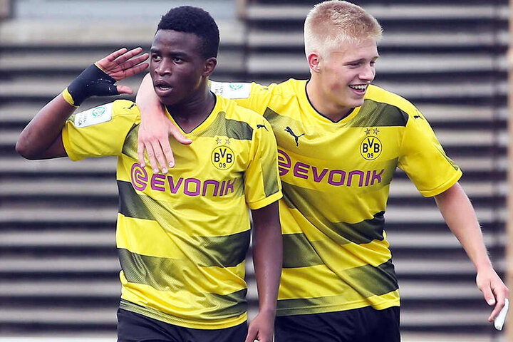 Youssoufa Moukoko (l.) überdeckt mit seinen Toren immer wieder die vorhandenen Schwächen in der Dortmunder Defensive. Acht Gegentreffer in vier Spielen sind schlichtweg zu viele für ein Spitzenteam.