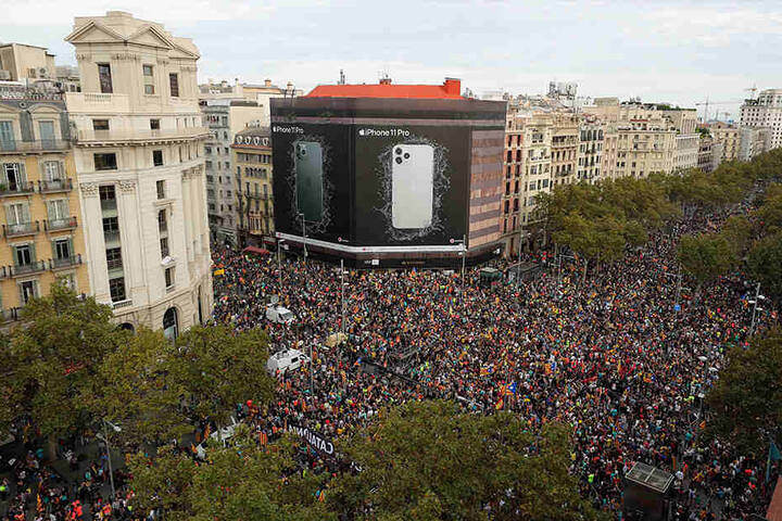 Demonstranten versammeln sich in Barcelona zu einem Generalstreik aus Protest gegen die Haftstrafen für neun Separatistenführer.