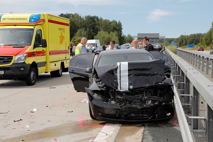 Der BMW war auf einen Mercedes aufgefahren.