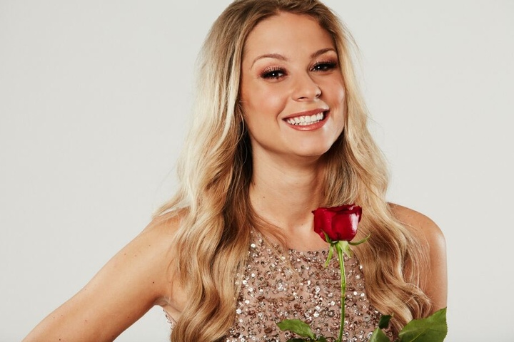 Die lebensfrohe Jenni ist seit einem Jahr Single und bleibt ihrem Lebensmotto "Everything happens for a reason" treu (Foto: TVNOW/Arya Shirazi).