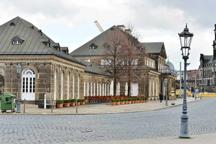 Der erste Biergarten vor dem Haus am Theaterplatz ist schon eingerichtet.