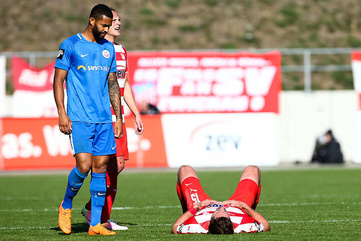 Nach den 90 Minuten lag Ronny König (r.) enttäuscht auf dem Boden und musste von Cebio Soukou fast schon getröstet werden.
