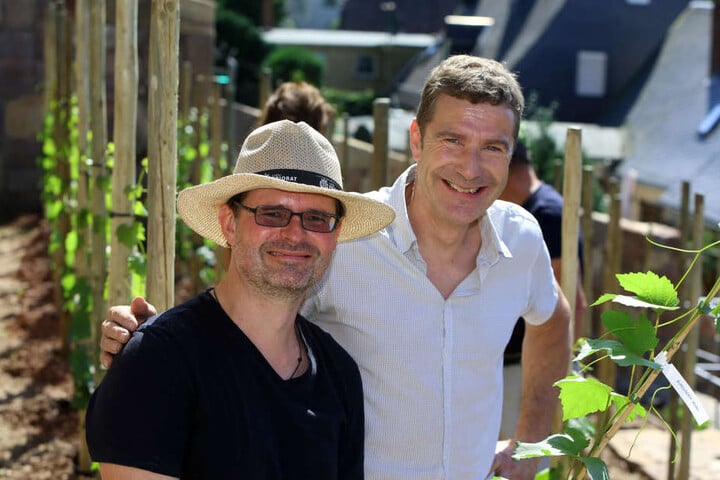 Janek Schumann (47) und Martin Schwarz (54) wollen am Fuß von Schloss Lichtenstein Wein anbauen.