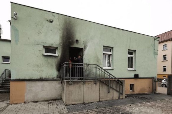 Der Schaden am Eingang der Cottaer Fatih-Moschee ist deutlich zu erkennen.