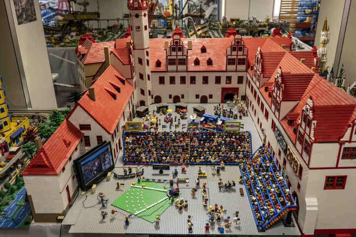 Besteht aus 100 000 LEGO-Steinen: Schloss Forderglauchau.