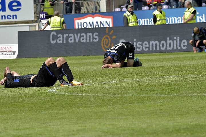 Am Boden zerstört: Der SC Paderborn steigt erneut ab.