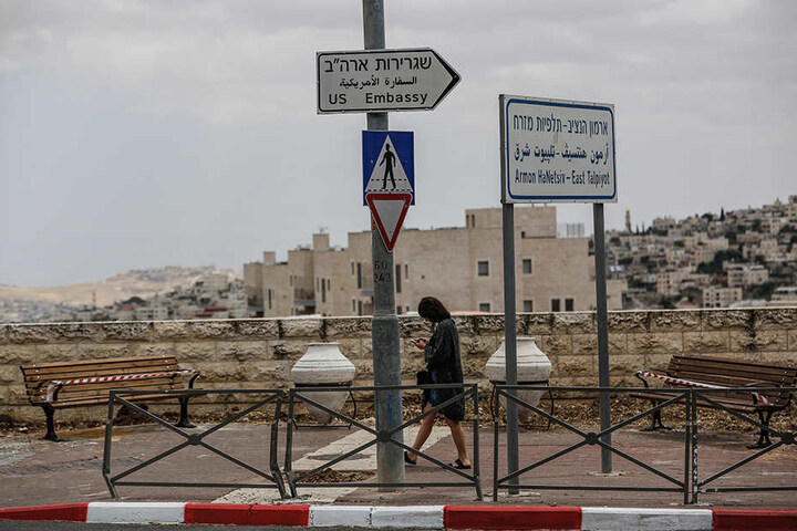 Ein Straßenschild weist den Weg zur Botschaft der USA, die ab dem 14.05.2018 in Jerusalem ist.