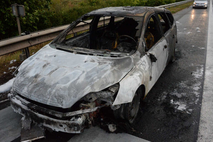 Die Feuerwehr konnte den Wagen nicht retten.