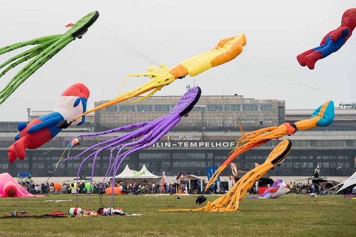 Auch in diesem Jahr findet wieder das Festival der Riesendrachen auf dem Tempelhofer Feld statt.