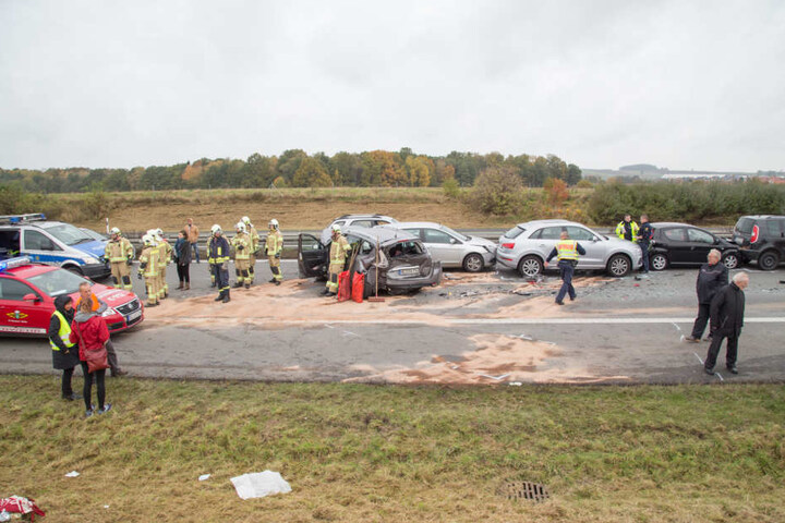 Mehrere Fahrzeuge krachten auf der A4 zusammen.