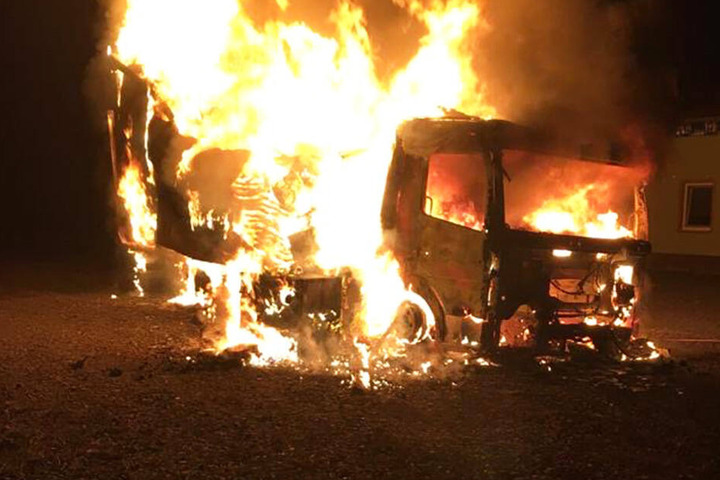 Der Laster stand lichterloh in Flammen.