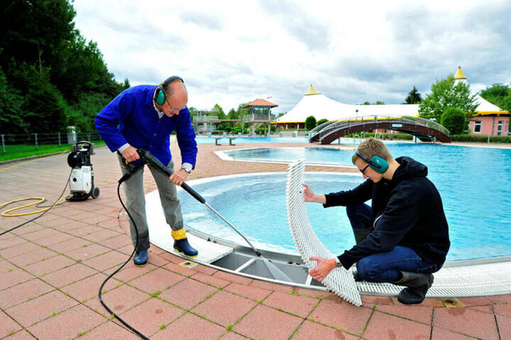 Good bye, Summer! Die Freibadsaison ist zu Ende. Das große Aufräumen beginnt wie im Gablenzer Freibad, wo Badhelfer Günter Greif (71, l.) und Rettungsschwimmer Fabian Newald (19) das Becken säubern.