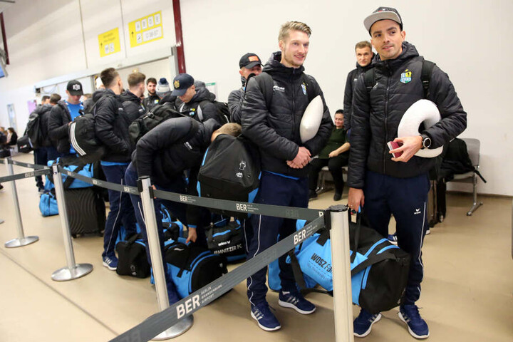 Warten am Check-In: Michael Blum und Torwart Joshua Mroß.