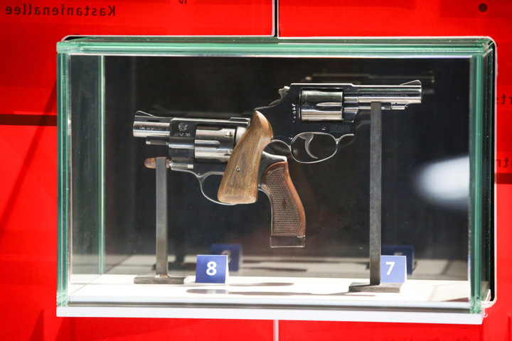 Die Tatwaffen von Werner Pinzner im Hamburger Polizeimuseum.