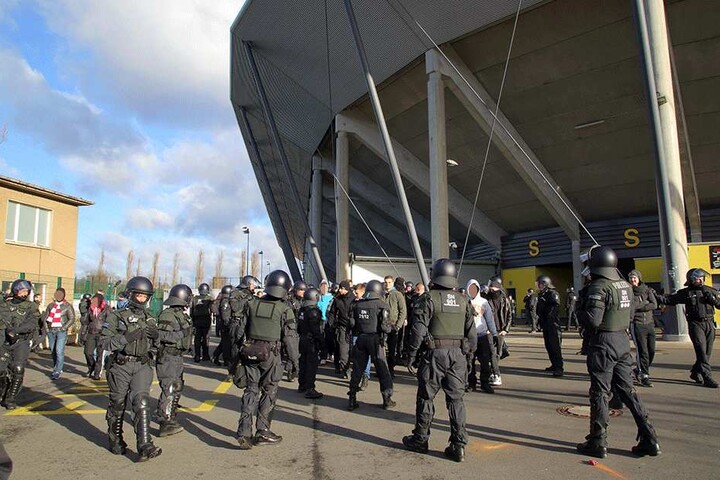 Kennt man sonst im DDV-Stadion nicht: Überall Polizei.