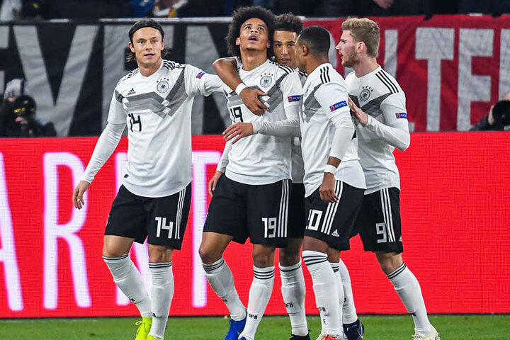 Deutschlands Spieler, von links nach rechts, bejubeln das 2:0: Nico Schulz, Torschütze Leroy Sané, Thilo Kehrer, Serge Gnabry und Timo Werner.