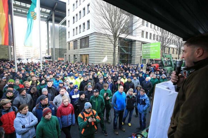 Die Bauern vor der Staatskanzlei.