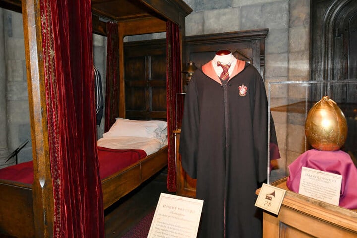 Das Internatsbett und die Schuluniform von Harry Potter werden in der HarryPotter Ausstellung gezeigt.