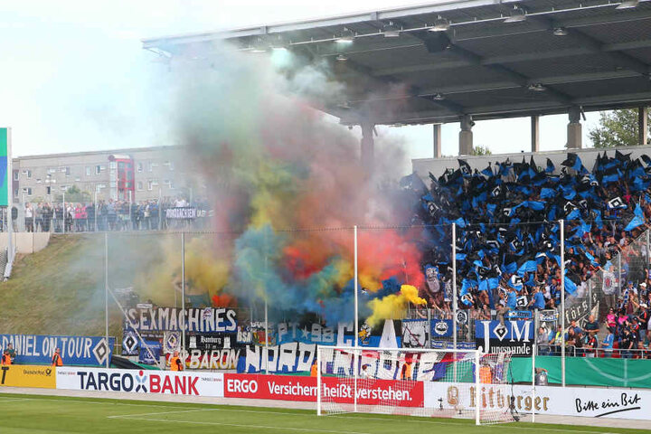 Die HSV-Fans fackelten vor der Partie einiges an Pyrotechnik ab.