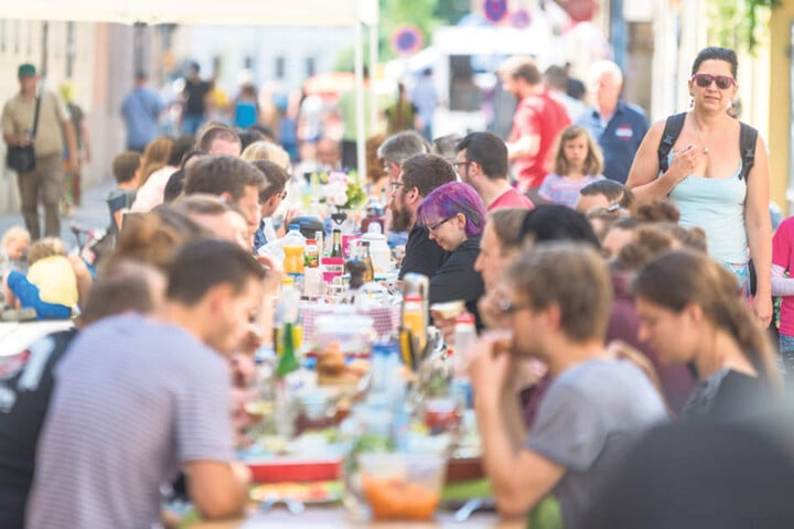 Nach zwei Partynächten wird traditionell am Sonntag auf der Straße
gefrühstückt.