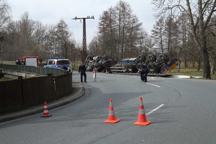 Der Fahrer wurde bei dem Unfall verletzt.