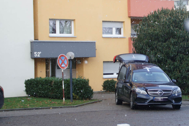 Vor einem Haus in Böblingen steht ein Leichenwagen.
