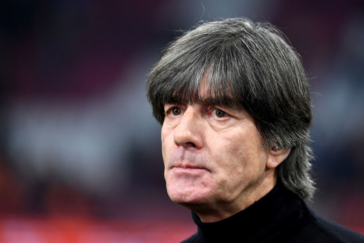 Bundestrainer Joachim Löw (59) hat sich bei einem Trainingsunfall eine Arterie gequetscht und muss stationär behandelt werden.
