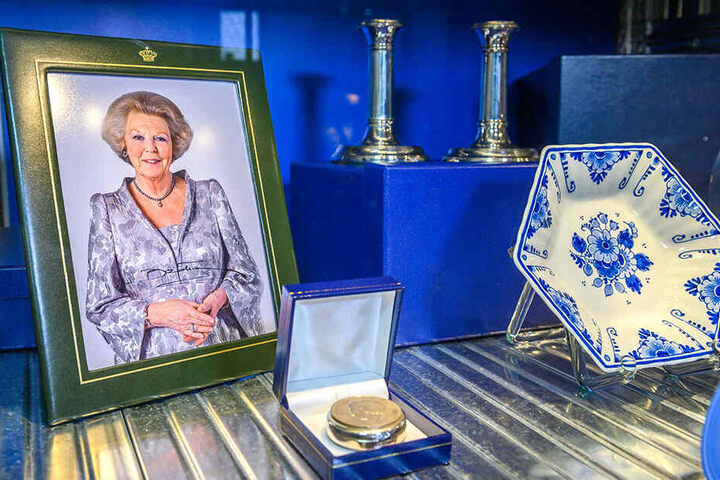 Geschenke der niederländischen Königsfamilie. Darunter ein signiertes Porträt von Königin Beatrix 2011 für MP Tillich.