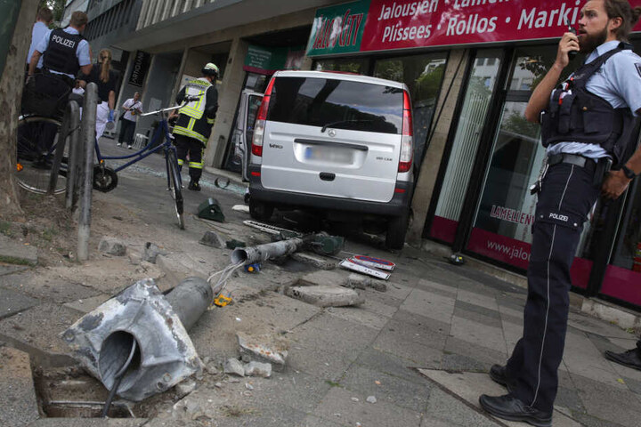 Ein grauer Mercedes Transporter steht nach einem Unfall in der Berliner Allee in einem Schaufenster.
