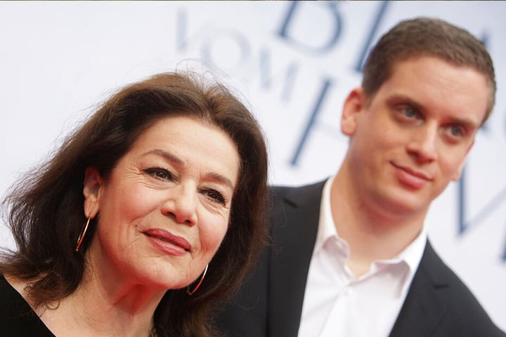 30.05.2011: Hannelore Elsner und ihr Sohn Dominik kommen zur Premiere des Films "Das Blaue vom Himmel" in die Lichtburg in Essen.