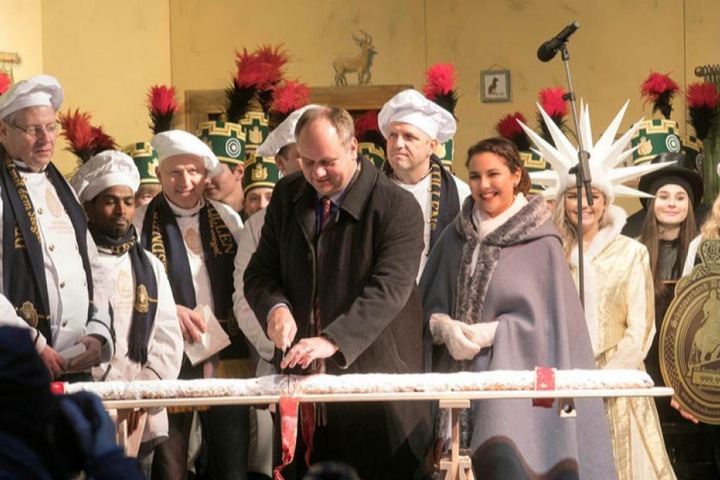 Traditionell schneidet Dresdens OB Dirk Hilbert den Stollen an.