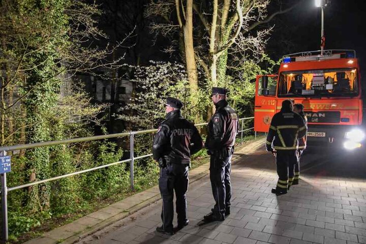 Polizisten stehen an der Unglücksstelle in Hamburg-Alsterdorf.