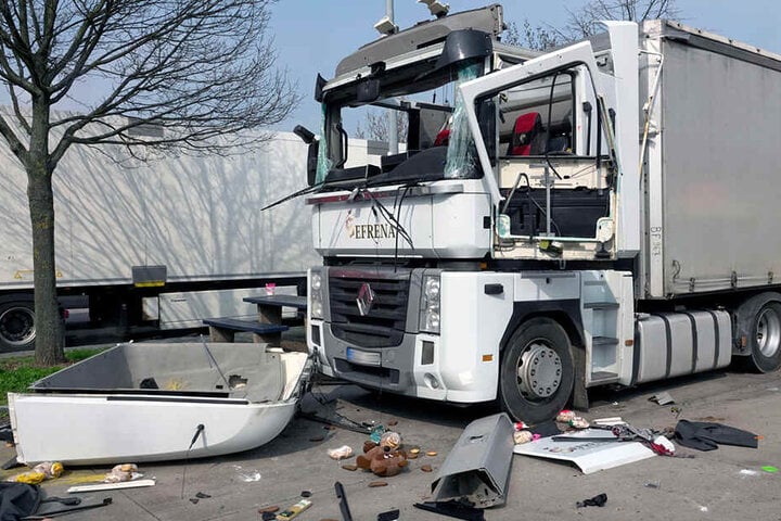 Das Dach wurde abgerissen und neben den Laster geschleudert.
