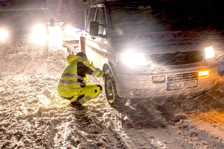 Ohne Schneeketten geht im Erzgebirge nichts mehr.