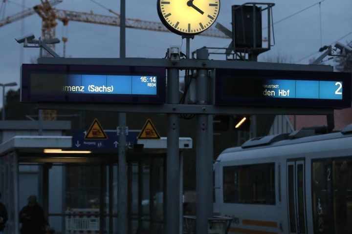 Nachts nackt am Gleis 3 in Klotzsche. Wegen exhibitionistischer Handlung muss ein FKK-Fan nun vor Gericht.