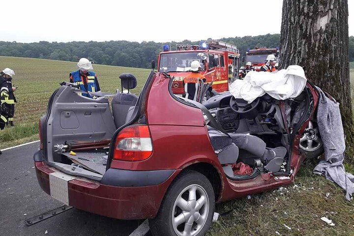Schweres technisches Gerät kam zum Einsatz, um die Schwerverletzte aus ihrem Wrack zu befreien.