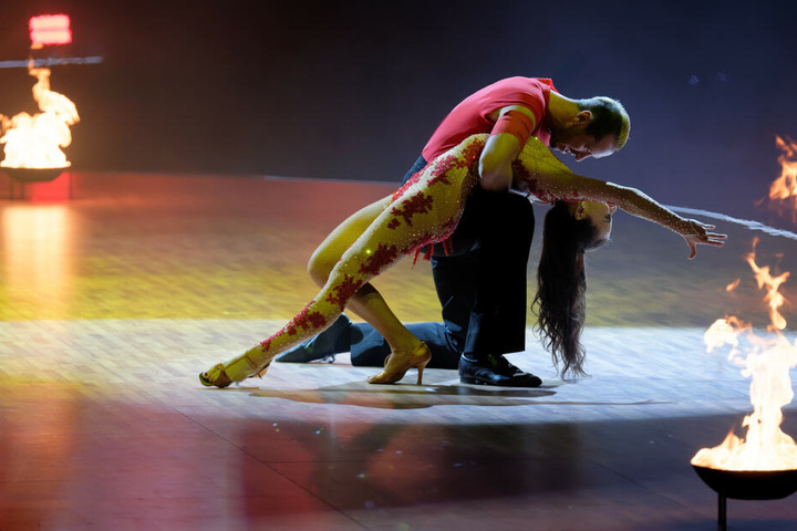 Die Profi-Tänzerin Renata Lusin und Promi-Tänzer Pascal Hens tanzen bei der Premiere der "Let's Dance - Die Live-Tour 2019" in der Westfalenhalle.