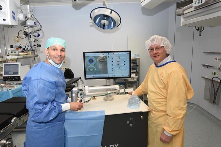 Professor Frederik Raiskup (l.) und Patient Steffen Mauer schauten sich
am Montag nach erfolgreicher OP den Laser an.