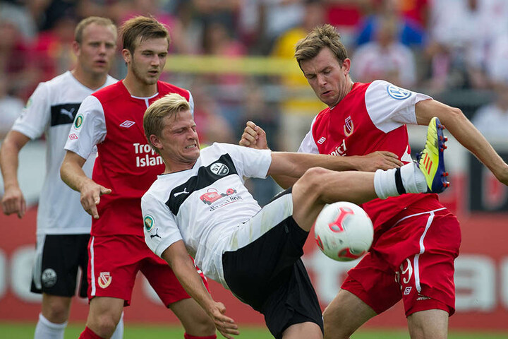Von 2012-2015 trug Nicky Adler (gestrecktes Bein) das Trikot des SV Sandhausen.