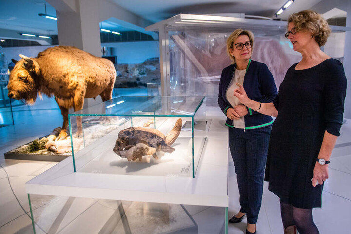 Barbara Klepsch (54, CDU, l.) und Museumsdirektorin Sabine Wolfram (59) erkundeten gemeinsam das smac.