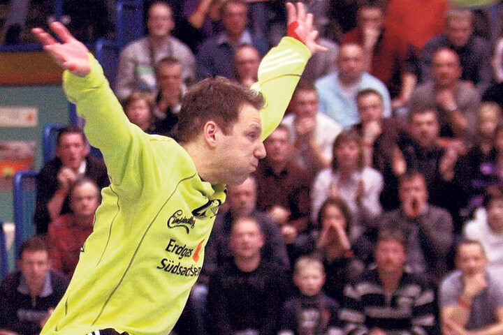 Timo Meinl im Kasten des EHV Aue. Das Foto zeigt ihn im Dezember 2009 im Heimspiel gegen Coburg.