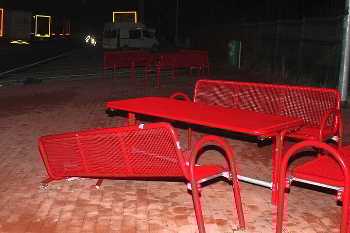 Bei der Fahrt über den Parkplatz wurde auch eine Sitzgruppe zerstört.